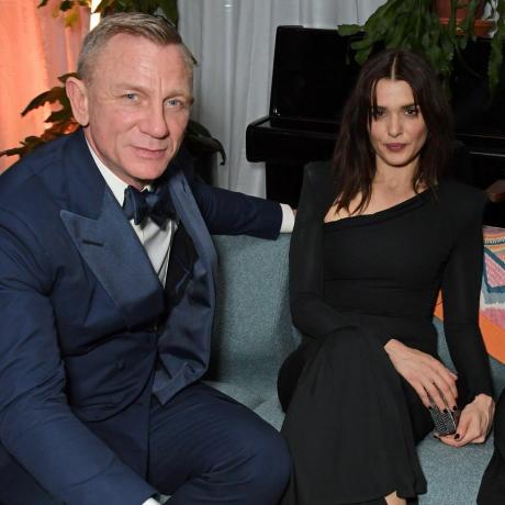 London, Anglia október 16. l to r Daniel Craig, Rachel Weisz és Barbara broccoli részt vesz a bfi londoni filmfesztivál záró éjszakai bulin üveghagyma a kések rejtélye 180 évesen a strand 2022. október 16-án Londonban, Angliában fotó: david m benettdave benettgetty images for Netflix