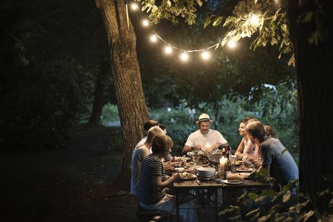 Kerti világítás a szabadtéri asztalnál - barátok
