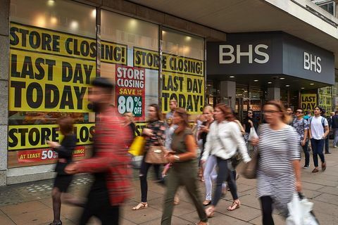 A gyalogosok 2016. augusztus 13-án sétálnak a kiskereskedő BHS (British Home Stores) zászlóshajó üzletében, London központjában, az Oxford Street-en, az utolsó kereskedés napján, mielőtt az üzlet bezáródna. A brit áruházlánc BHS-je akár 11 000 munkahely elvesztését is bezárja - mondta a rendszergazdák 2016. júniusban, miután nem sikerült vevőt találni. A 88 éves lánc, amely ruházatot, ételt és háztartási cikket árusít, nem tudott lépést tartani a hagyományos riválisok, mint például a Marks & Spencer, és az olyan online óriások, mint az Amazon, ami jelentős veszteséget okoz piaci részesedés. A londoni zászlóshajó üzlet az Oxford Street-en a kereskedelem végén 2016. augusztus 13-án bezárul, a jelentések szerint az összes üzlet augusztus 20-ig bezáródik.