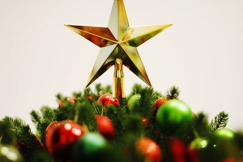 Közeli kép a csillag alakú karácsonyfa felett fehér háttér