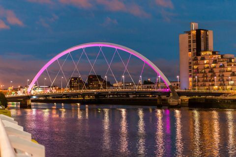 Egyesült Királyság, Skócia, Glasgow, megvilágított Clyde Arch híd a Clyde folyón alkonyatkor