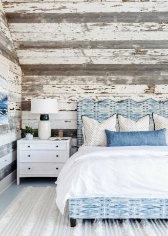 hálószoba, fa falburkolat, kék -fehér ágykeret fehér vászonlepedőkkel