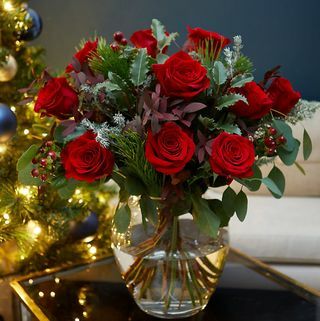 Vörös bársonyos rózsa csokor (szállítás 2021. december 1-től)