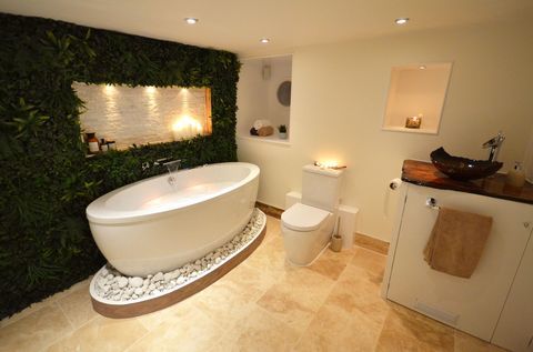 Belsőépítész, Lili Giacobino fürdőszobája függőleges kerti fallal és luxusfürdővel