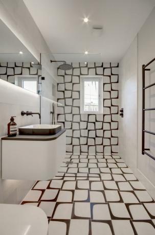 dizájnos vizes helyiség, eauzone vizes helyiség panel matt fekete színben, méretre szabva minimális keretekkel és fali konzolokkal