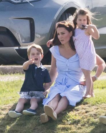 George Prince és Charlotte hercegnő játszik Kate Middletonnal