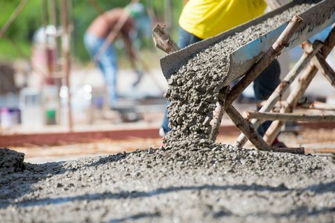 Beton öntés az építkezésen