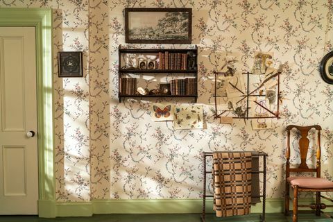 Emily Dickinson hálószobája, amint az a "dickinson" -ban látható, az új angliai virágos háttérképet Thomas Strahan készítette