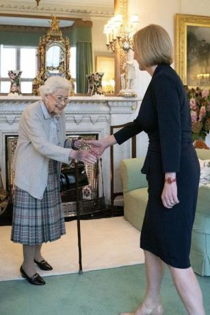 Erzsébet királynő és az új konzervatív pártvezető és a brit megválasztott miniszterelnök, Liz Truss találkozik a balmoral kastélyban