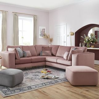 House Beautiful Pink Velvet Darcy kanapé DFS