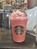 A Starbucks Barista Valentin napi frappuccinosokat készít