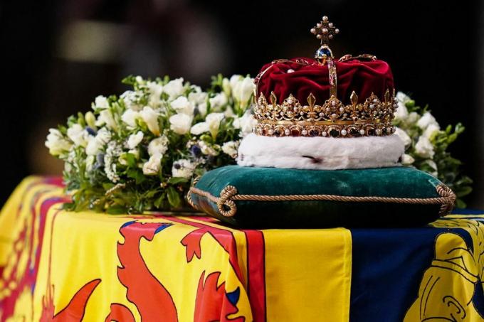 Skócia koronája II. Erzsébet királynő koporsójának tetején ül az edinburghi St Giles katedrálisban 2022. szeptember 12-én, egy istentisztelet alatt hálaadás életéért a gyászolók hétfőn kapják meg az első alkalmat, hogy tiszteletüket fejezzék ki II. Erzsébet királyné koporsója előtt, ahogy fekszik egy edinburgh-i katedrálisban, ahol III. Károly uralkodik a virrasztáson. Fotó: jane barlow pool afp, fotó: jane barlowpoolafp via Getty képeket