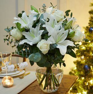 Téli fehér rózsa és liliom virágcsokor (szállítás 2021. november 18-tól)