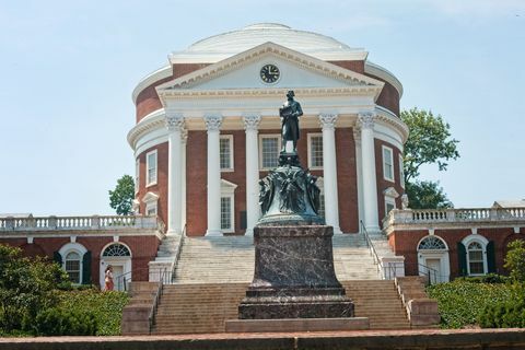 Thomas Jefferson szobra a rotunda előtt a virginia-i egyetem campusán, charlottesville, virginia