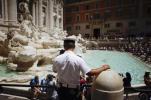 A római polgármester, Virginia Raggi megtiltja az evést és az ivást, történelmi szökőkút közelében