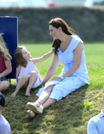 George Prince és Charlotte hercegnő játszik Kate Middletonnal