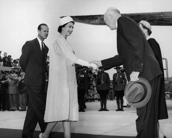 Erzsébet királynő köszönt minket Dwight d Eisenhower elnök 1890 1969, mielőtt részt vesznek a Szent Lőrinc megnyitó ünnepségén tengeri úton a lambert-zsilipnél, montreal, 1959. június 26., a bal oldalon Fülöp herceg, Edinburgh hercege, fotó: fox Photoshulton archivegetty képeket