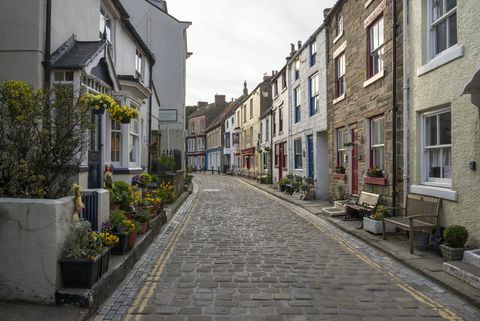 Fő utca a falu Staithes, Észak-Yorkshire, Anglia