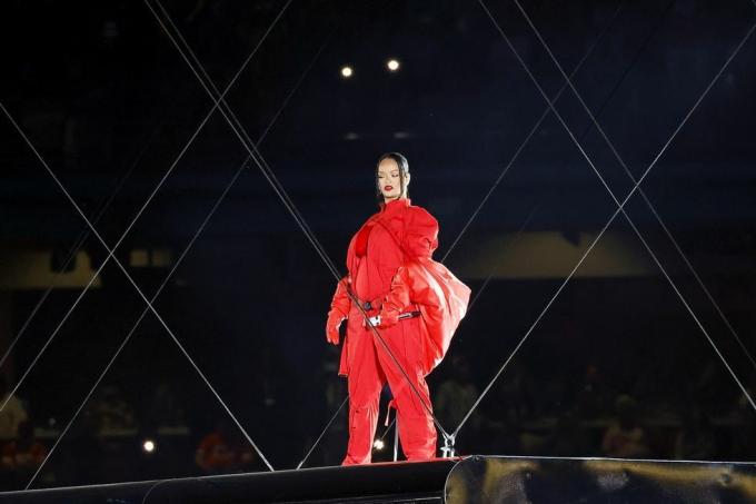 Glendale, Arizona február 12. Rihanna fellép a színpadon az apple music super bowl alatt lvii félidei előadás az állami gazdaság stadionjában 2023. február 12-én Glendale-ben, Arizonában fotó: mike coppolagetty képek