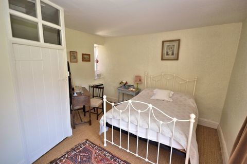 apró angol házikó hálószoba