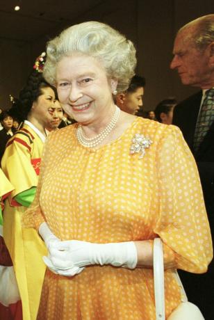 a királynő a 73. születésnapján és Edinburgh hercege találkozik Lesley Garrett l-vel a színpadon, miután a brit szoprán boldogan énekelve vezette a termet születésnap a királynőnek a tiszteletére tartott különleges koncert zárásaként Szöulban, Dél-Koreában fotó: Fiona hanson pa imagespa images via Getty képeket