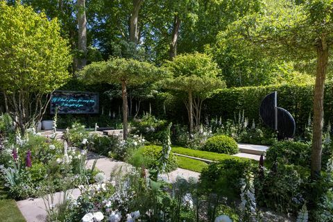 a richard miers által tervezett „szeretettel” évelő kert, amelyet a perennial szponzorált – segítünk a kertészetben dolgozóknak kerti rhs chelsea virágbemutató 2022