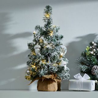 1,5 láb előre megvilágított havas karácsonyfa