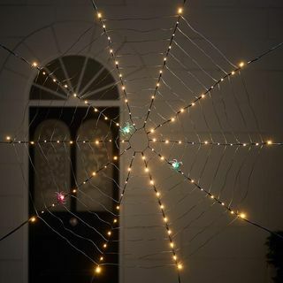 100 LED világítja be a pókhálót