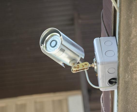 ezüst biztonsági kamera vagy CCTV otthon