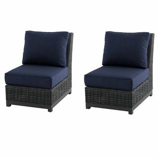 Altadena fonott barna székek kék párnákkal