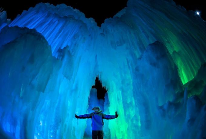 egy személy, aki egy nagy jégbarlangban áll