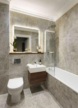 Az Original Tile Company ezüst márvány burkolólapja egy két hálószobás viktoriánus apartman fürdőszobájában, Skóciában, Edinburgh-ban.