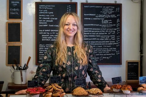 Pék Claire Ptak pékségében, Violet-ban jelent meg London keleti részén.