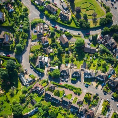 légi fénykép a nyári külvárosokban családi házak zöld kertek