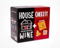A Cheez-It Dual Box ház vörösborral és kekszettel jár