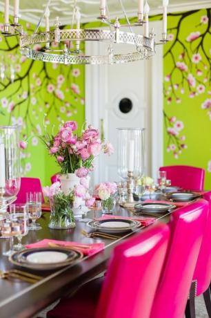 étkező, zöld falak, rózsaszín szék