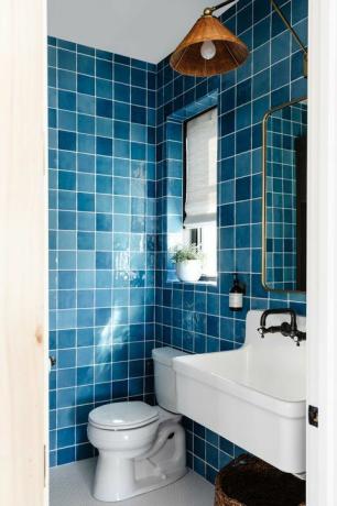 fürdőszoba, kék csempe, fehér mosdó