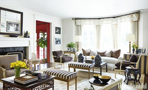 <p> A szüreti és antik bútorok barátságos keveréke hozzáadja az eleganciát a fényűen elárasztott Beverly Hills nappalihoz <a href = " http://www.housebeautiful.com/home-remodeling/interior-designers/q-and-a/a5633/mary-mcdonald-interview" target = "_blank"> Mary McDonald tervezte </a>. Leopold lámpák: Mary McDonald Robert Abbey-hez. Falak Benjamin Moore emberének a Holdon. </p>