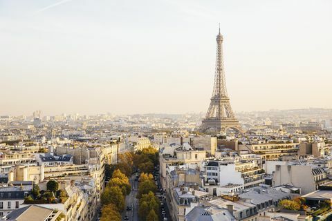 Magas kilátás nyílik az Eiffel-torony és a párizsi skyline naplementekor, Franciaország