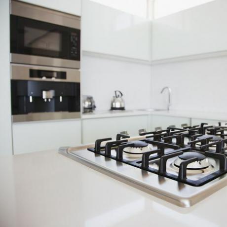 tűzhely és sütő a modern konyhában fehér szekrényekkel
