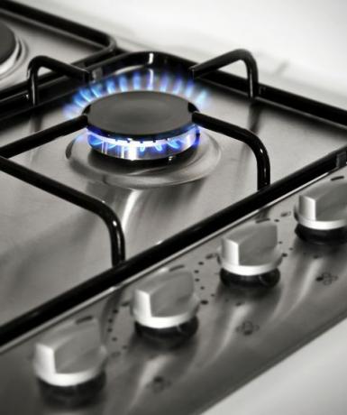 gáztűzhely kék lángjai a konyhában hasonló képek