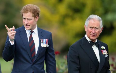 London, Egyesült Királyság június 09-én embargót tett közzé az uk újságaiban a dátum és időpont létrehozása után 48 óráig herceg Harry és herceg charles, walesi herceg 2015. június 9-én Londonban, Angliában részt vesz a gurkha 200 versenyén a királyi kórház chelsea-ben, fotó: max mumbyindigogetty képek