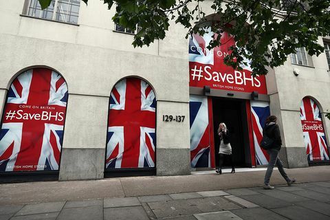 Az emberek sétálnak a British Home Stores központja előtt, 2016. június 2-án, Londonban, Angliában. A BHS megmentési ajánlata kudarcot vallott a 88 éves vállalkozásnak és 11 000 alkalmazottjának veszélyeztetett, miután az adminisztrátorok befejezték a nehéz helyzetben lévő főutcán a potenciális vásárlók keresését lánc.