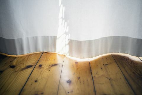 Reggeli napfény egy fehér függöny