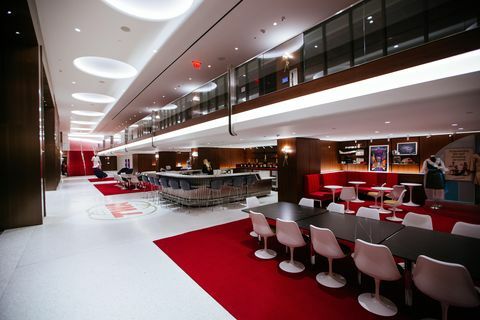 A twa hotel megnyílik a jfk repülőtér ikonikus twa repülési központjának épületében