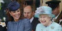 Elizabeth királynő 43 év alatt először megtöri a királyi ruházati kódokat