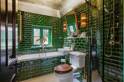 sötétzöld metró csempézett fürdőszoba