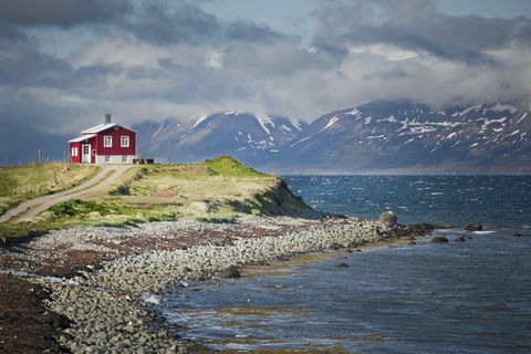 vörös ház egy fjord mellett, Észak-Izlandon