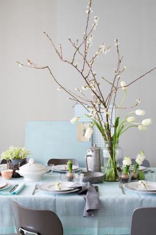 Fektetett asztal húsvéti dekorációk