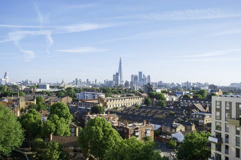 London lakónegyed kilátással az üzleti negyedre